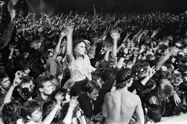 «Пить, курить и общаться с девушками я научился в рок-клубе» Что творилось на легендарных рок-концертах в умирающем СССР?