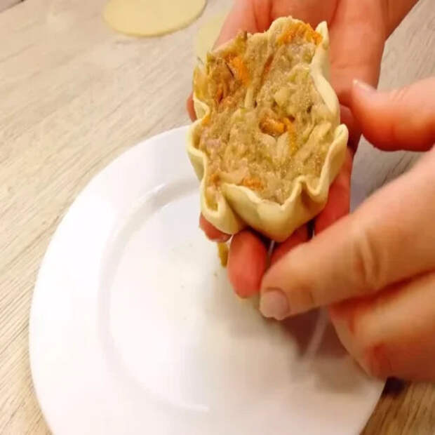 Забудьте про скучные пельмени: готовлю эффектные «корзиночки» с фаршем на сковороде. Семья в восторге!