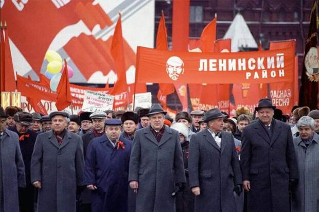 Ранее уже публиковал такие подборки фотографий об эпохах Хрущёва и Брежнева. А теперь — о менее долгой эпохе Горбачёва (1985—1991)...-60