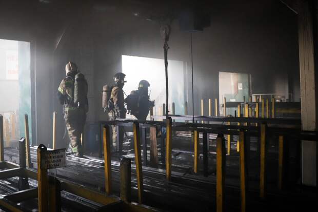Мебельный склад загорелся на улице Воткинское шоссе в Ижевске