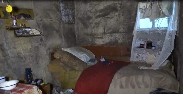 Крымчанку насильно удерживали в грязной лачуге. Фото: кадр видео