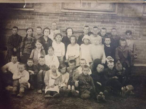 20 июня 1927 года. Школа им. Ленина, 3 группа, станица Терновская, Краснодарский край. Моей бабушке 11 лет, она четвертая справа в среднем ряду. Прислал «Телеком»..jpg 20 июня 1927 года. Школа им. Ленина, 3 группа, станица Терновская, Краснодарский край. Моей бабушке 11 лет, она четвертая справа в среднем ряду. Прислал «Телеком»..jpg
