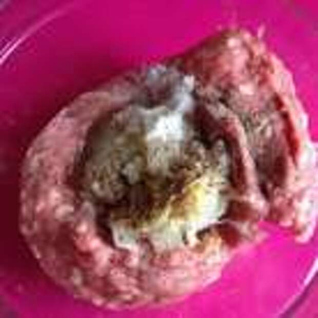 Соединить фарш, пропущенный ч/з мясорубку лук, выдавленный чеснок, соль и перец и перемешать.