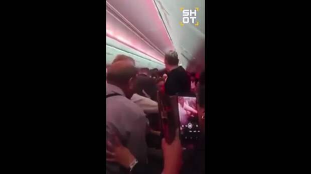 Жёсткую драку с половиной пассажиров устроили двое англичан на рейсе из Турции в Британию — им не разрешили покурить в салоне. Из-за махача борт...
