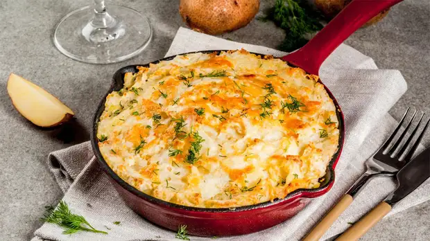 30 минут на кухне: сытная картофельная запеканка с тушенкой и овощами