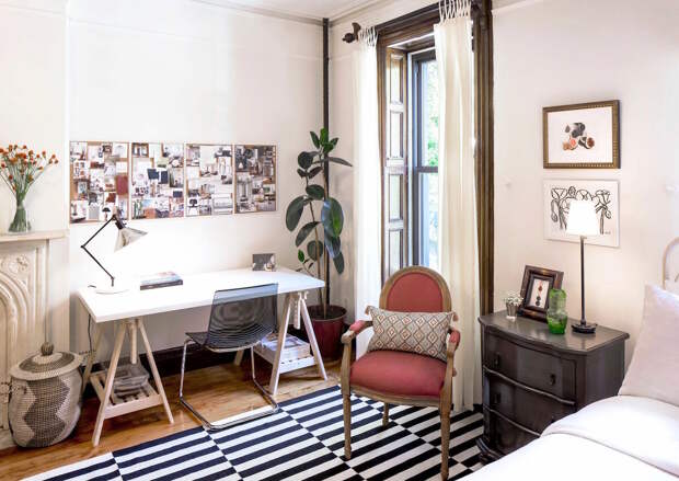 Дизайнер сделала из гостиной полноценную квартиру-студию для комфортной жизни. Спальня, гостиная и кабинет на 23 кв. метрах.