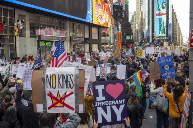Несколько тысяч американцев в Нью-Йорке вышли на митинг против политики Трампа
