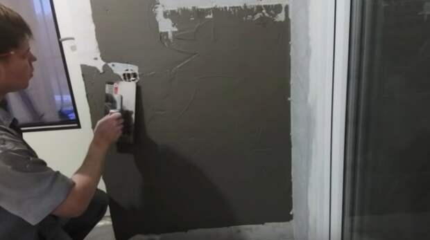 Слой плиточного клея, нанесенного на стену, не должен превышать 0,5 см. | Фото: youtube.com/ © #Твойдом.