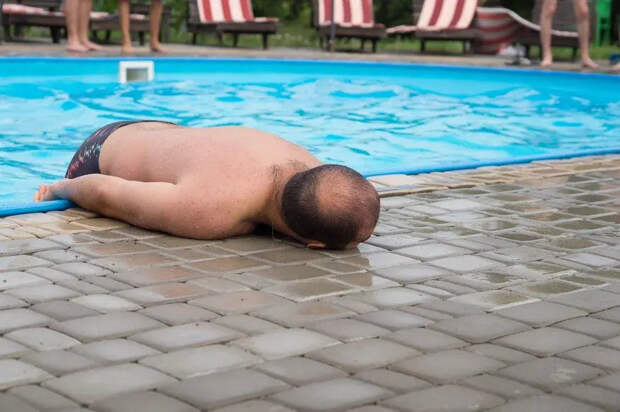 Мексиканец проколол ногтем глаз британцу в бассейне отеля: зрение не вернуть