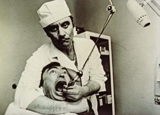Советские стоматологи зарабатывали частной практикой и модой на золотые улыбки. /Фото: kaufmannstories.files.wordpress.com