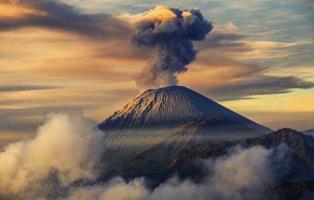 Сицилийский вулкан Этна выпустил пятикилометровый столб дыма, извергает лаву