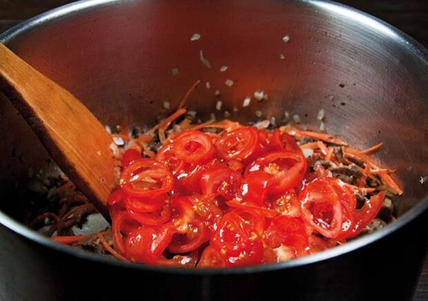 добавление помидоров для перцев, фаршированных рассыпчатой начинкой