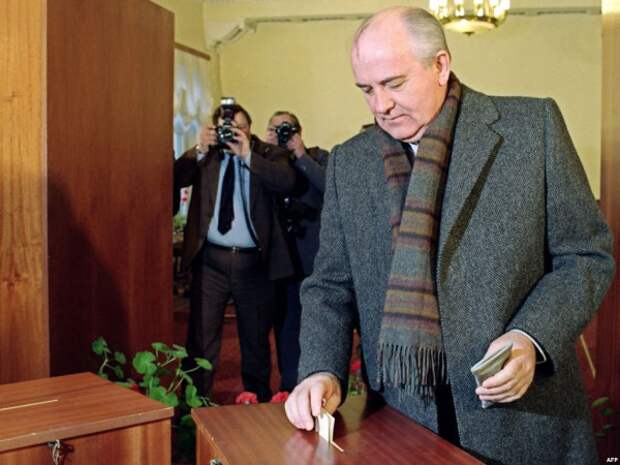 Ранее уже публиковал такие подборки фотографий об эпохах Хрущёва и Брежнева. А теперь — о менее долгой эпохе Горбачёва (1985—1991)...-70