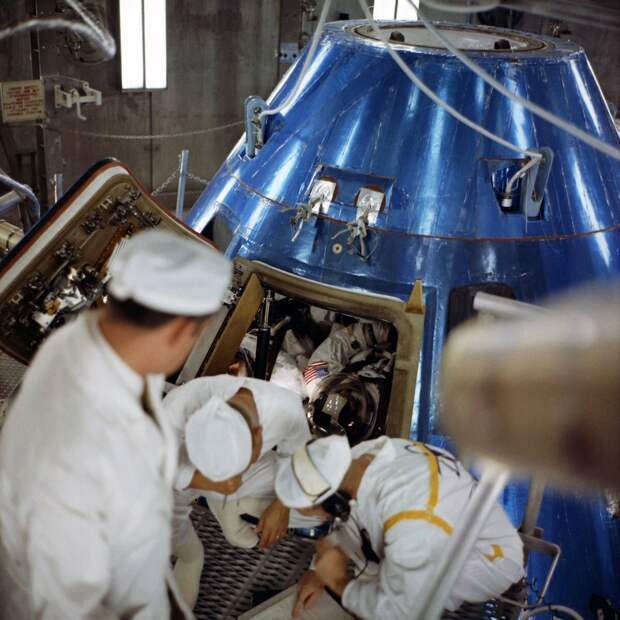 Первым человеком, который вышел в открытый космос, стал советский космонавт Алексей Леонов (18 марта 1965 года с корабля Восход-2).-11-2