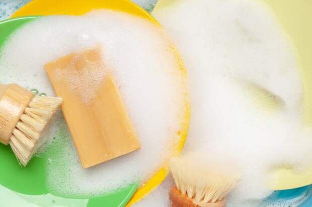 Хозяйственное мыло можно использовать не только для влажной уборки, но и для мытья посуды