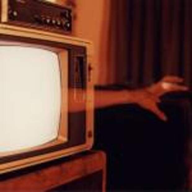 Маша включает телевизор 9 45. Человек из телевизора. Старый телевизор призраки. Рука призрака из телевизора.
