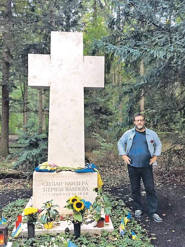 Четыре года назад бывший вице-премьер Кох специально съездил в Мюнхен, чтобы возложить цветы на могилу Бандеры. Фото: facebook.ru 
