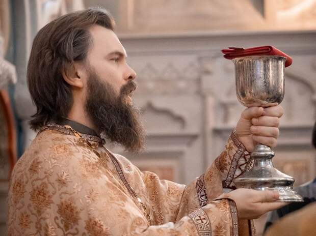 Священник из Рязани рассказал, почему его жена не против отсутствия обручального кольца