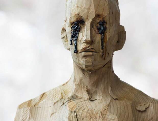 Единение человека с природой в скульптурах Aron Demetz