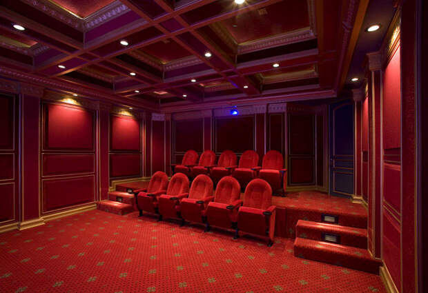 Домашний кинотеатр в цветах: красный, бордовый. Домашний кинотеатр в стилях: неоклассика.