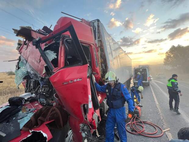 Водитель фуры зажало после столкновения двух большегрузов под Самарой
