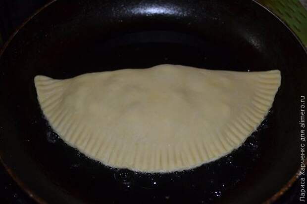 Чебуреки с зеленью и яйцом