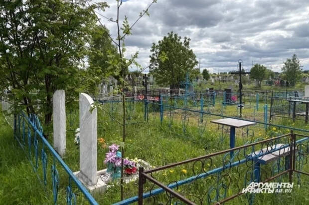 Священник Портнов объяснил, можно ли украшать памятник портретом покойного