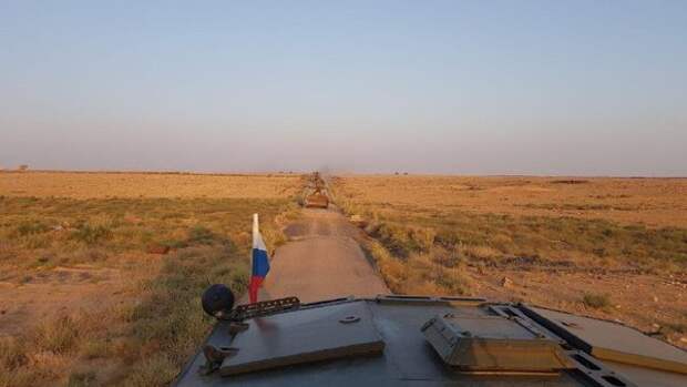 Конвой сирийских военнослужащих в сопровождении российской военной полиции