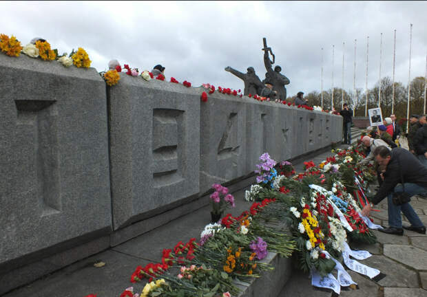 "Пропаганда тоталитарных режимов": В Литве разрешили переносить захоронения советских воинов
