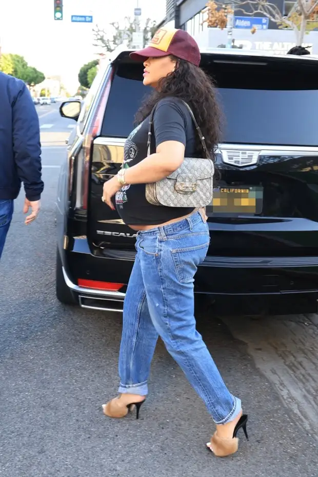 Рианна спровоцировала слухи о помолвке