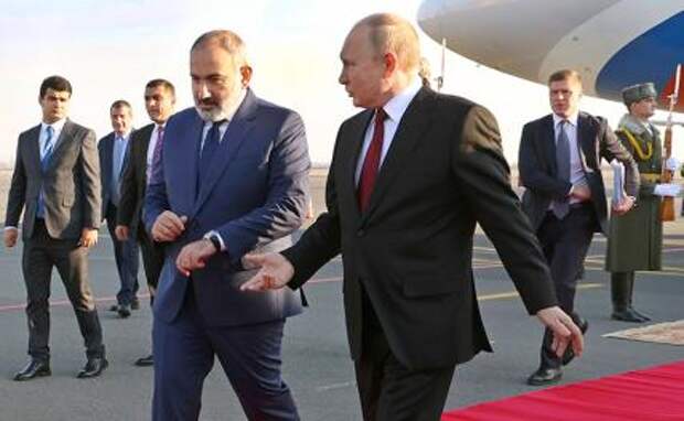 На фото: президент РФ Владимир Путин и премьер-министр Армении Никол Пашинян (справа налево на первом плане).