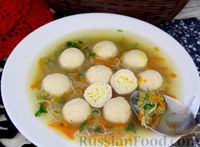 Фото к рецепту: Куриный суп с вермишелью, горошком и фрикадельками с варёными яйцами