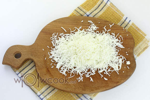 Измельчаем сыр на терке