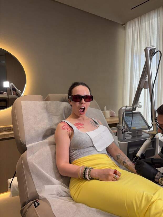 Инстасамка начала удалять татуировки