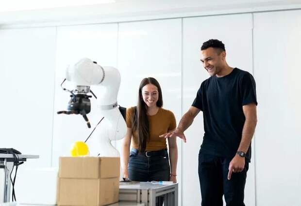 Половина компаний США, заменивших людей ИИ-ботами, вернётся к найму персонала в следующем году