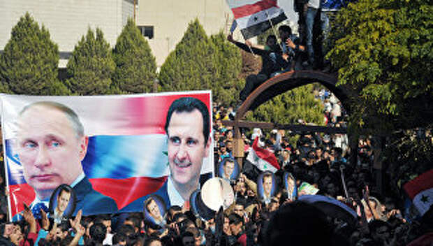Участники митинга студентов университета Баас в Хомсе в поддержку операции Воздушно-космических сил РФ в Сирии