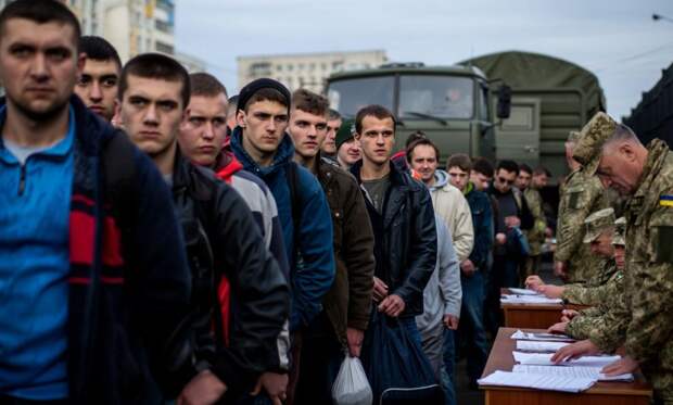 Закручивают гайки: на Украине могут запретить выезд из страны молодежи 18–22 лет