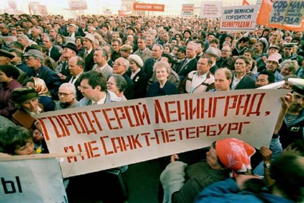 Ранее уже публиковал такие подборки фотографий об эпохах Хрущёва и Брежнева. А теперь — о менее долгой эпохе Горбачёва (1985—1991)...-73