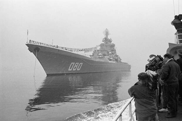 Россия. Мурманск. 1 января 1995 г. Тяжелый атомный крейсер "Адмирал Нахимов" - Фото: Степаненко А./Фотохроника ТАСС