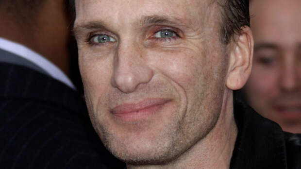 Лужа, разбитое лицо и записка: вызывающее дрожь послание нашли рядом с телом звезды «Криминального чтива»