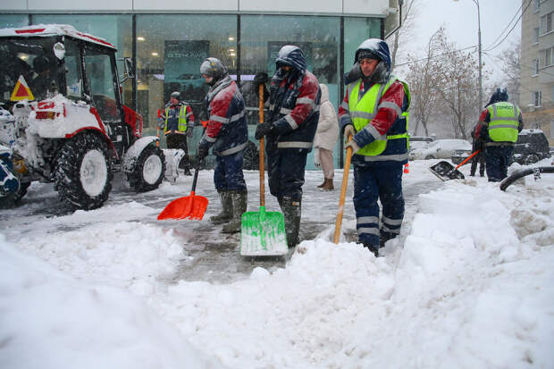 В Москве около 145 тысяч человек ликвидируют последствия снегопада