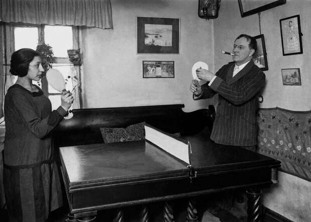 Артист Василий Качалов играет в пинг-понг с женой Ниной Литовцевой Неизвестный автор, 1928 год, из архива С. Бурасовского.