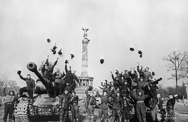 Советские танкисты в Берлине