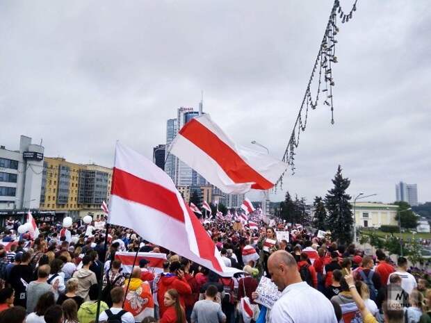Один из символов белорусских националистов — Бело-красно-белый флаг — на акция протеста в Минске в 2020 году