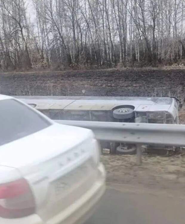 Молния! Автобус с детьми перевернулся под Саратовым: подробности