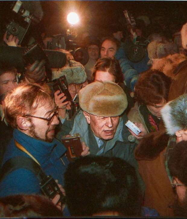 Ранее уже публиковал такие подборки фотографий об эпохах Хрущёва и Брежнева. А теперь — о менее долгой эпохе Горбачёва (1985—1991)...-16