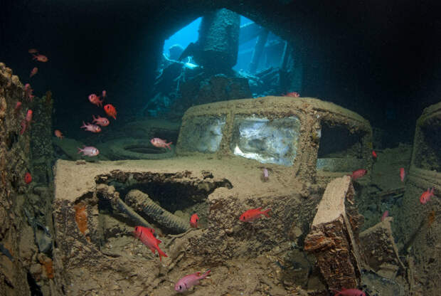 Затонувший грузовик в Красном море.