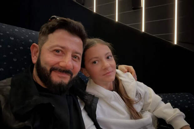 Шоумен Михаил Галустян опубликовал фото с дочерью-подростком