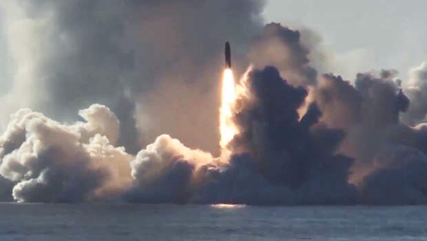 Запуск ракеты Булава по полигону Кура с подводного крейсера Юрий Долгорукий в Белом море. Архивное фото