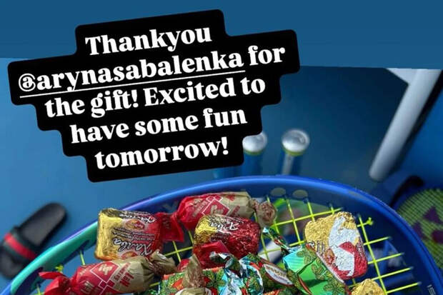 Теннисист Кирьос показал подаренные Соболенко российские конфеты перед матчем